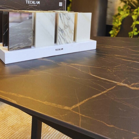 una mesa con tope Techlam St Laurent y muestras