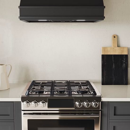 un frente Silestone Linen Cream en una cocina con hornalla