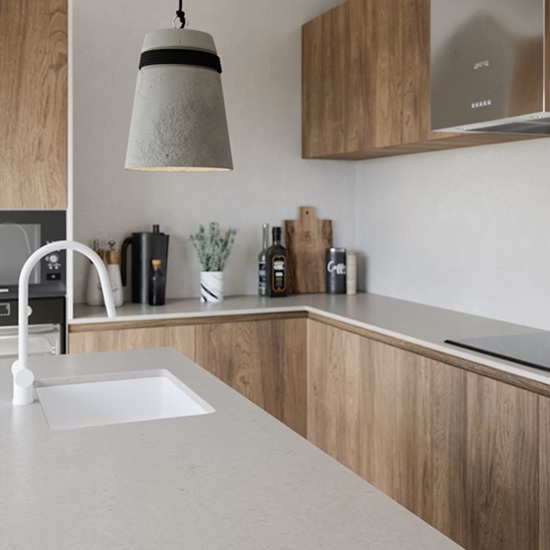 una cocina con muebles de madera y encimeras bano Silestone Motion Grey