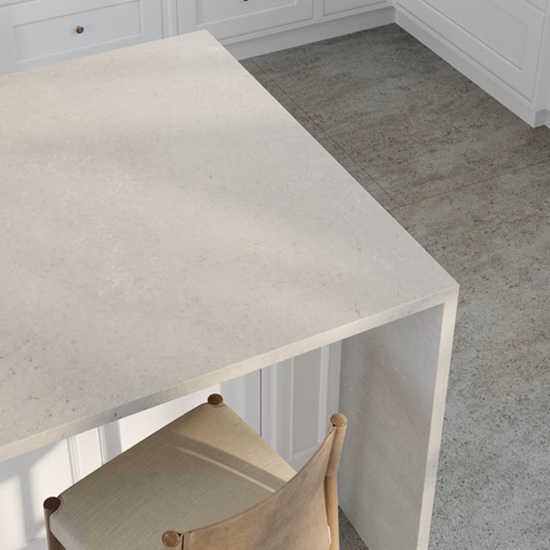 una isla de cuarzo Silestone Motion Grey con cascada al suelo
