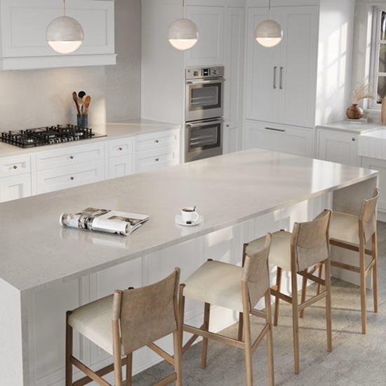 una cocina blanca con encimeras de cuarzo Silestone Motion Grey
